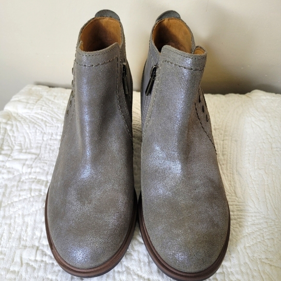 Clarks Neva Lo Ankle Boots Womens 8.5 Metallic Leather Comfort - Picture 3 of 10